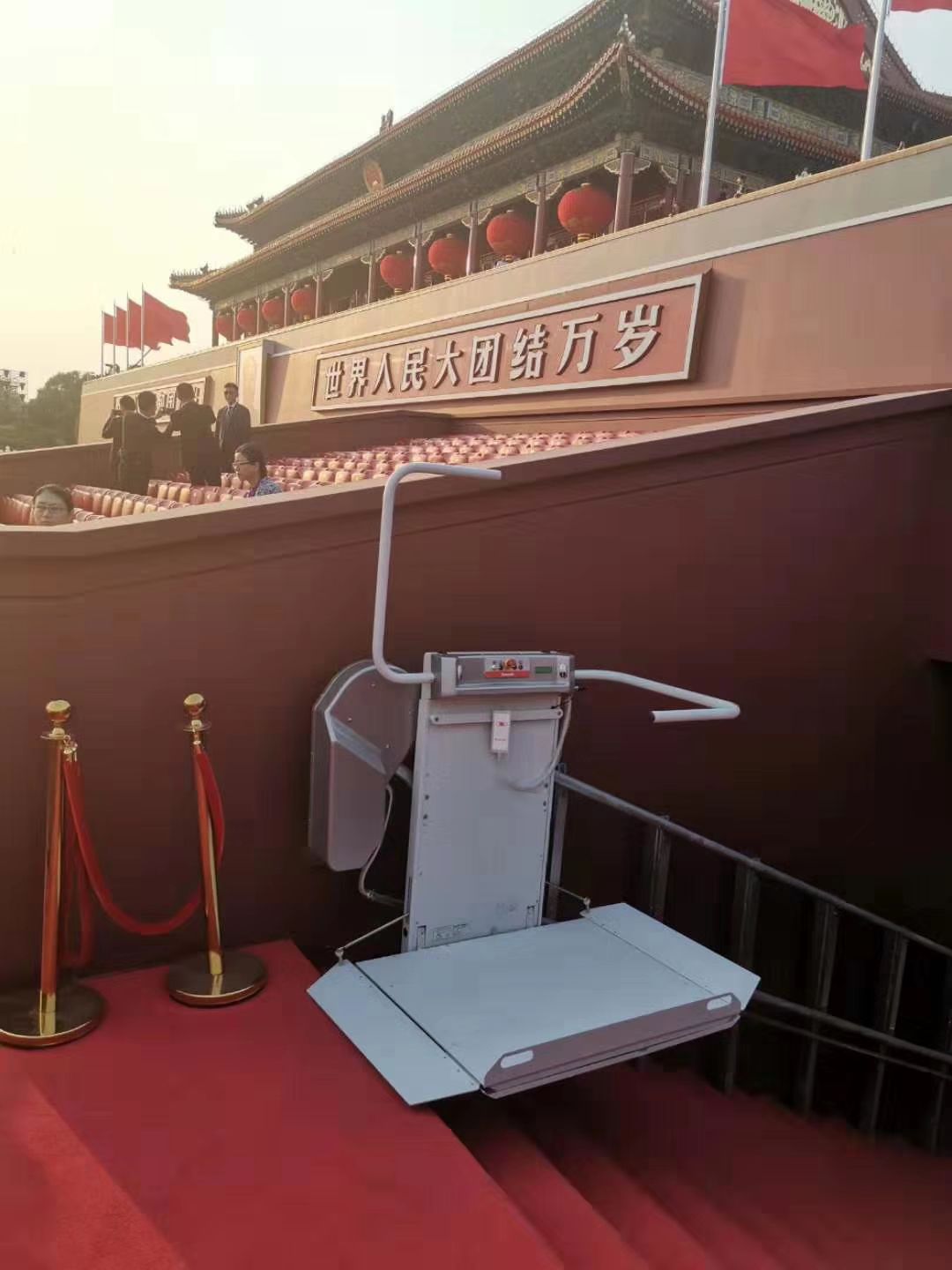 4全國(guó)人大代表呂世明：讓無(wú)障礙環(huán)境不再“障礙重重”——呼吁打造全方位的人文無(wú)障礙生活圈，讓無(wú)障礙走向“無(wú)障愛(ài)”-斜掛式升降平臺(tái),輪椅升降平臺(tái),無(wú)障礙升降平臺(tái)